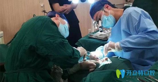 黃慶巍醫(yī)生為顧客做種植手術