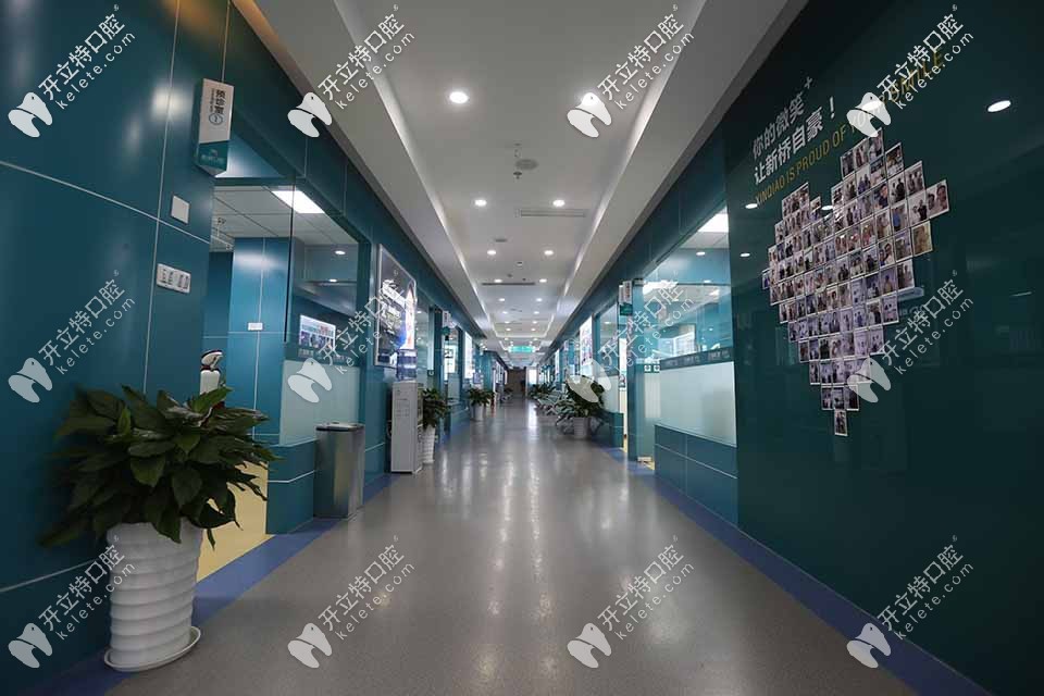 走廊的獨(dú)立診室，墻上有顧客的合影